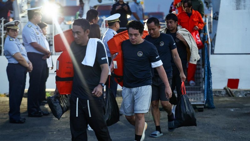 Personel Penjaga Pantai Filipina membawa kantong jenazah berisi sisa-sisa anggota kru yang tewas dalam tenggelamnya kapal kargo M/V Devon Bay, di Pelabuhan Manila, Filipina, 26 Januari 2026. (REUTERS/Eloisa Lopez)