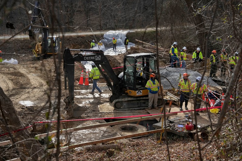Limbah mentah tumpah keluar dari saluran pembuangan Potomac Interceptor yang runtuh di dekat Clara Barton Parkway di Bethesda, Maryland, AS, 23 Januari 2026. (REUTERS/Leah Millis)