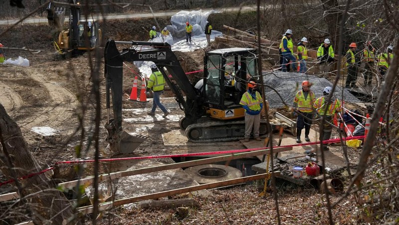 Limbah mentah tumpah keluar dari saluran pembuangan Potomac Interceptor yang runtuh di dekat Clara Barton Parkway di Bethesda, Maryland, AS, 23 Januari 2026. (REUTERS/Leah Millis)