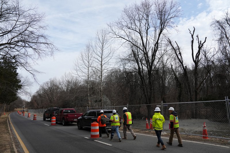 Limbah mentah tumpah keluar dari saluran pembuangan Potomac Interceptor yang runtuh di dekat Clara Barton Parkway di Bethesda, Maryland, AS, 23 Januari 2026. (REUTERS/Leah Millis)
