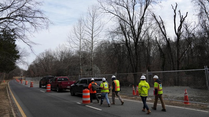 Limbah mentah tumpah keluar dari saluran pembuangan Potomac Interceptor yang runtuh di dekat Clara Barton Parkway di Bethesda, Maryland, AS, 23 Januari 2026. (REUTERS/Leah Millis)