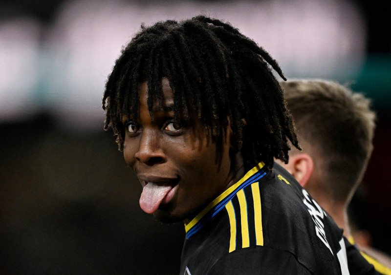 Matheus Cunha dari Manchester United merayakan gol ketiga timnya bersama Diogo Dalot dan Kobbie Mainoo saat melawan Arsenal di Stadion Emirates, London, Inggris, 25 Januari 2026. (REUTERS/Dylan Martinez)