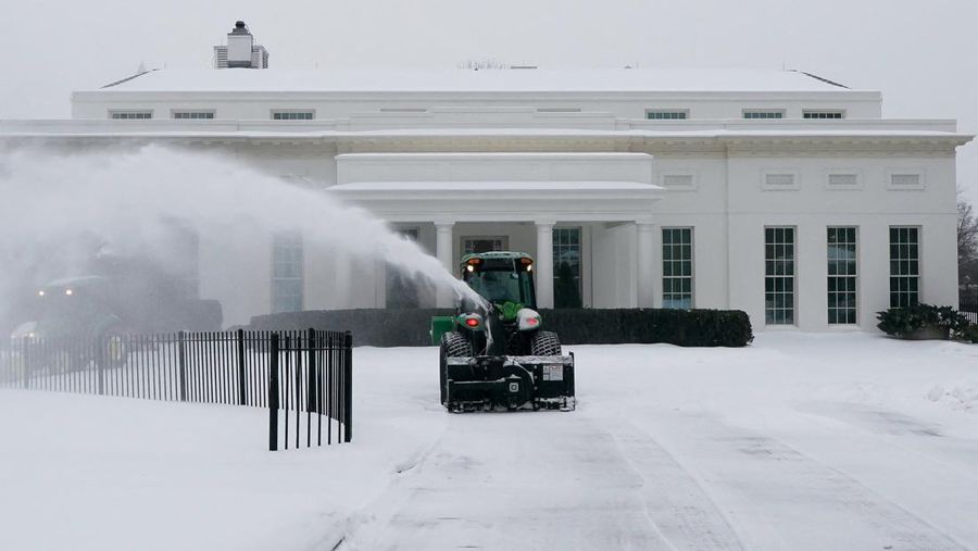 Penampakan salju tebal selimuti sebagian besar wilayah AS, Minggu (25/1/2026). (REUTERS/Jeenah Moon)