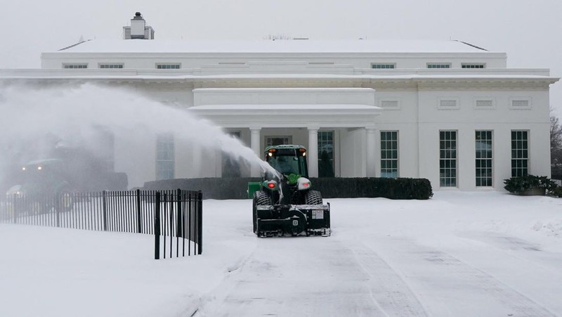 Penampakan salju tebal selimuti sebagian besar wilayah AS, Minggu (25/1/2026). (REUTERS/Jeenah Moon)