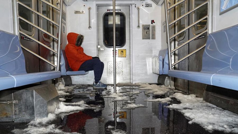 Penampakan salju tebal selimuti sebagian besar wilayah AS, Minggu (25/1/2026). (REUTERS/Jeenah Moon)