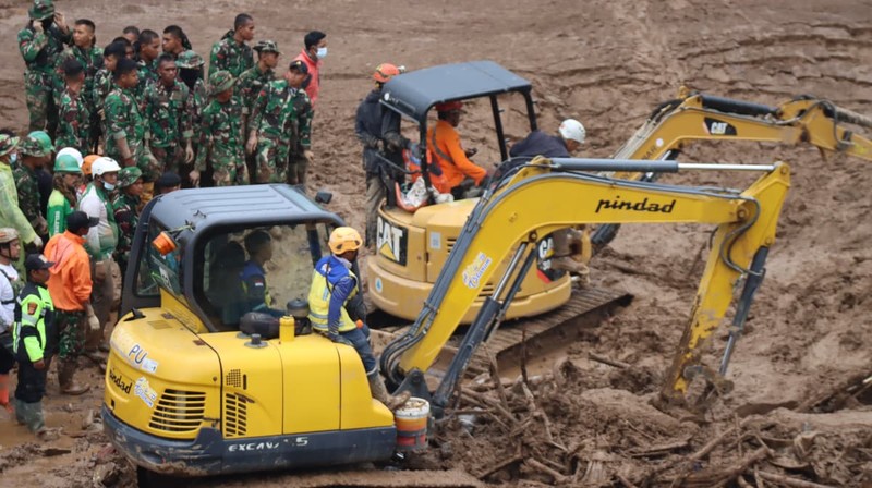 Tim SAR Gabungan Melakukan Operasi Pencarian dan pertolongan korban longsor di Desa Pasirlangu, Kabupaten Bandung Barat, Jawa Barat. Senin (26/1/2026). (BNPB)
