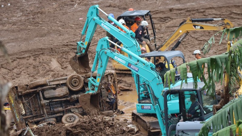 Tim SAR Gabungan Melakukan Operasi Pencarian dan pertolongan korban longsor di Desa Pasirlangu, Kabupaten Bandung Barat, Jawa Barat. Senin (26/1/2026). (BNPB)