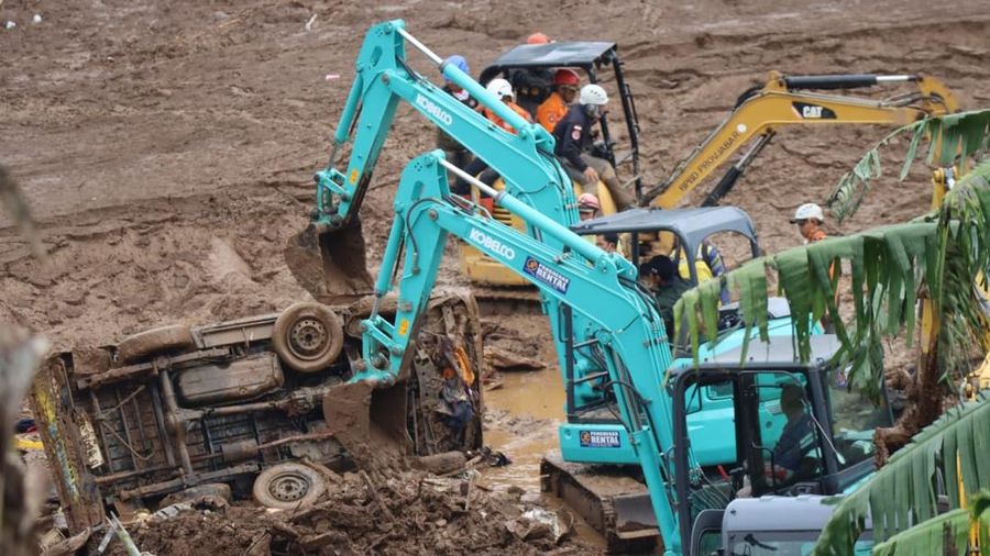 Tim SAR Gabungan Melakukan Operasi Pencarian dan pertolongan korban longsor di Desa Pasirlangu, Kabupaten Bandung Barat, Jawa Barat. Senin (26/1/2026). (BNPB)