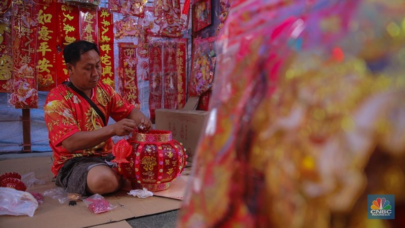 Pernak-pernik imlek yang dijual di kawasan Pecinaan Golodok, Jakarta, Senin (26/1/2026). (CNBC Indonesia/Faisal Rahman)