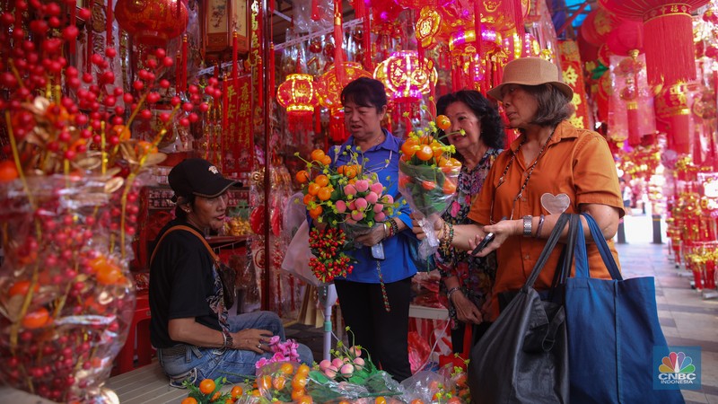 Pernak-pernik imlek yang dijual di kawasan Pecinaan Golodok, Jakarta, Senin (26/1/2026). (CNBC Indonesia/Faisal Rahman)