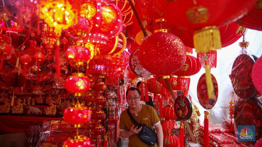Pernak-pernik imlek yang dijual di kawasan Pecinaan Golodok, Jakarta, Senin (26/1/2026). (CNBC Indonesia/Faisal Rahman)