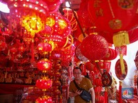 Serba Merah, Melihat Ornamen Imlek Mulai 'Banjiri' Glodok