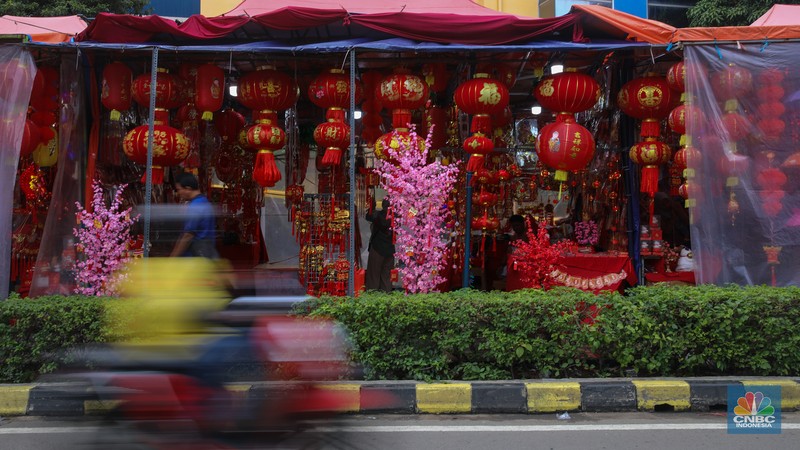 Pernak-pernik imlek yang dijual di kawasan Pecinaan Golodok, Jakarta, Senin (26/1/2026). (CNBC Indonesia/Faisal Rahman)