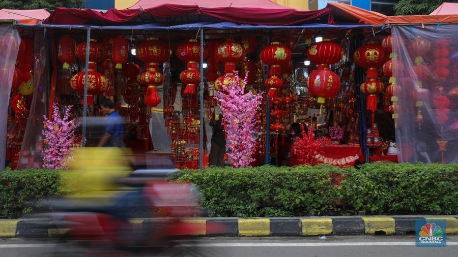 Pernak-pernik imlek yang dijual di kawasan Pecinaan Golodok, Jakarta, Senin (26/1/2026). (CNBC Indonesia/Faisal Rahman)