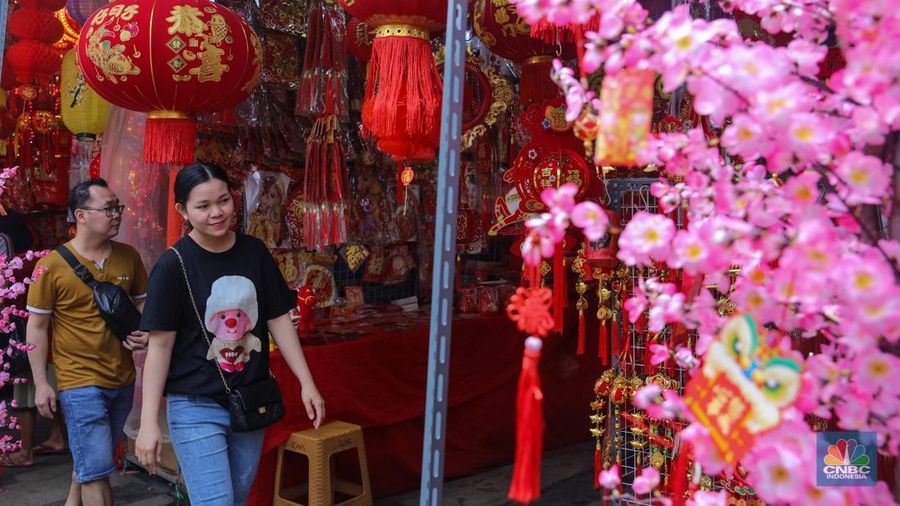 Pernak-pernik imlek yang dijual di kawasan Pecinaan Golodok, Jakarta, Senin (26/1/2026). (CNBC Indonesia/Faisal Rahman)