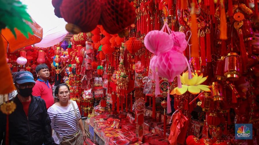 Pernak-pernik imlek yang dijual di kawasan Pecinaan Golodok, Jakarta, Senin (26/1/2026). (CNBC Indonesia/Faisal Rahman)