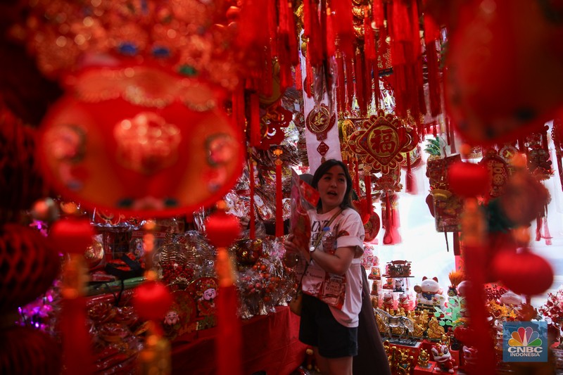 Pernak-pernik imlek yang dijual di kawasan Pecinaan Golodok, Jakarta, Senin (26/1/2026). (CNBC Indonesia/Faisal Rahman)