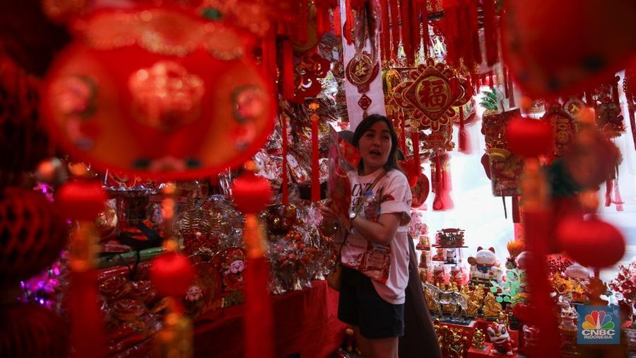 Pernak-pernik imlek yang dijual di kawasan Pecinaan Golodok, Jakarta, Senin (26/1/2026). (CNBC Indonesia/Faisal Rahman)