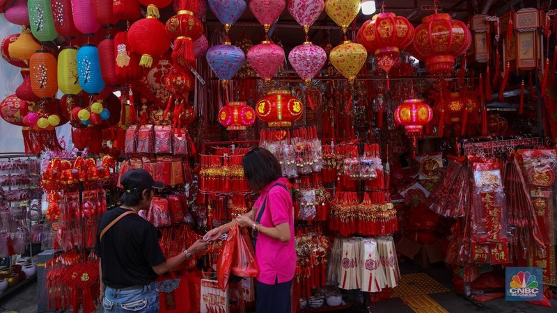 Pernak-pernik imlek yang dijual di kawasan Pecinaan Golodok, Jakarta, Senin (26/1/2026). (CNBC Indonesia/Faisal Rahman)