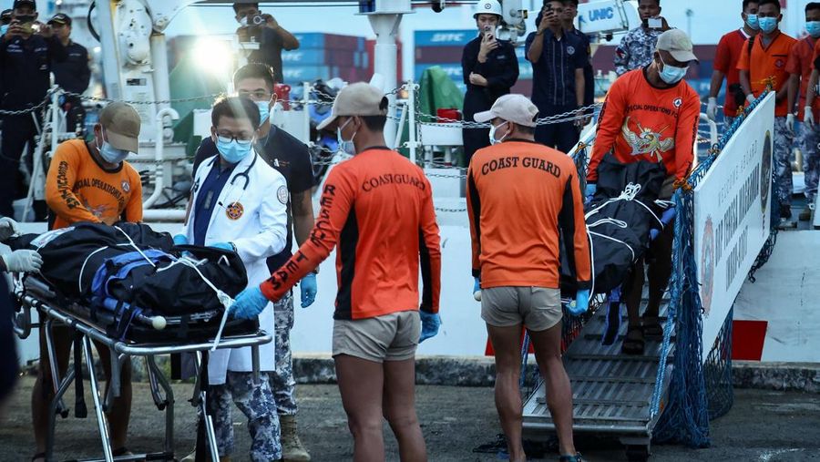 Personel Penjaga Pantai Filipina membawa kantong jenazah berisi sisa-sisa anggota kru yang tewas dalam tenggelamnya kapal kargo M/V Devon Bay, di Pelabuhan Manila, Filipina, 26 Januari 2026. (REUTERS/Eloisa Lopez)