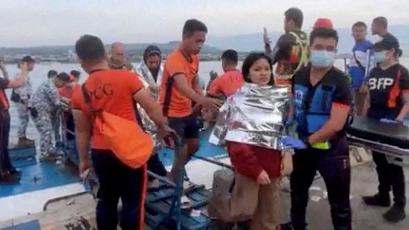Jumlah korban tewas akibat kecelakaan kapal feri di Filipina selatan meningkat menjadi sedikitnya 15 orang. Penjaga Pantai Filipina (PCG) pada Senin menyatakan sebanyak 316 orang berhasil diselamatkan, sementara puluhan lainnya masih dinyatakan hilang dan terus dicari. (Tangkapan Layar Video Reuters/PHILIPPINE COAST GUARD HANDOUT)