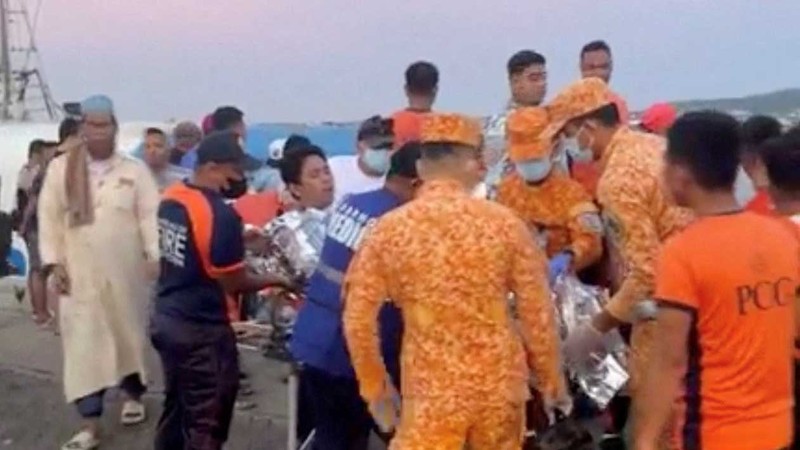 Jumlah korban tewas akibat kecelakaan kapal feri di Filipina selatan meningkat menjadi sedikitnya 15 orang. Penjaga Pantai Filipina (PCG) pada Senin menyatakan sebanyak 316 orang berhasil diselamatkan, sementara puluhan lainnya masih dinyatakan hilang dan terus dicari. (Tangkapan Layar Video Reuters/PHILIPPINE COAST GUARD HANDOUT)