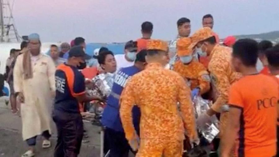 Jumlah korban tewas akibat kecelakaan kapal feri di Filipina selatan meningkat menjadi sedikitnya 15 orang. Penjaga Pantai Filipina (PCG) pada Senin menyatakan sebanyak 316 orang berhasil diselamatkan, sementara puluhan lainnya masih dinyatakan hilang dan terus dicari. (Tangkapan Layar Video Reuters/PHILIPPINE COAST GUARD HANDOUT)