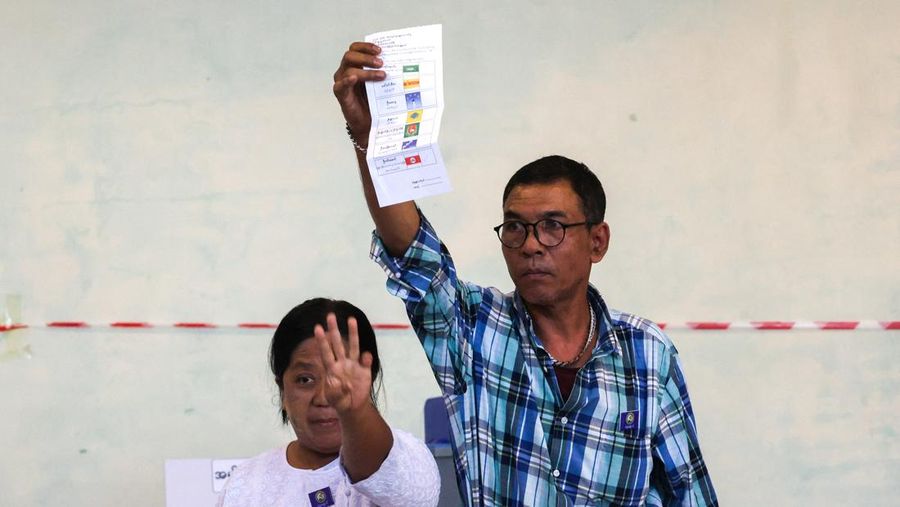 Petugas Komisi Pemilihan Umum menghitung surat suara di tempat pemungutan suara selama pemilihan umum Myanmar di Yangon, Myanmar, 28 Desember 2025. (REUTERS/Stringer)