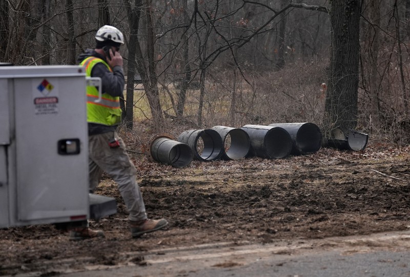 Limbah mentah tumpah keluar dari saluran pembuangan Potomac Interceptor yang runtuh di dekat Clara Barton Parkway di Bethesda, Maryland, AS, 23 Januari 2026. (REUTERS/Leah Millis)