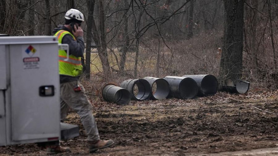 Limbah mentah tumpah keluar dari saluran pembuangan Potomac Interceptor yang runtuh di dekat Clara Barton Parkway di Bethesda, Maryland, AS, 23 Januari 2026. (REUTERS/Leah Millis)
