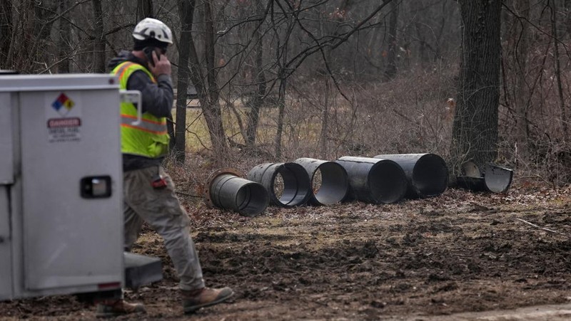 Limbah mentah tumpah keluar dari saluran pembuangan Potomac Interceptor yang runtuh di dekat Clara Barton Parkway di Bethesda, Maryland, AS, 23 Januari 2026. (REUTERS/Leah Millis)