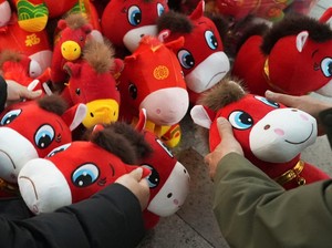Tren Imlek 2026 di China: Draco Malfoy Jadi Maskot hingga Boneka Kuda Sedih