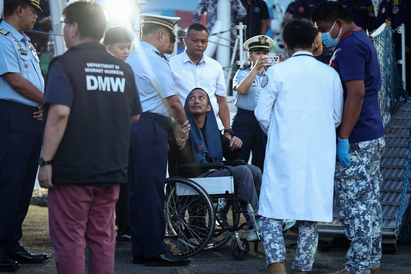 Personel Penjaga Pantai Filipina membawa kantong jenazah berisi sisa-sisa anggota kru yang tewas dalam tenggelamnya kapal kargo M/V Devon Bay, di Pelabuhan Manila, Filipina, 26 Januari 2026. (REUTERS/Eloisa Lopez)