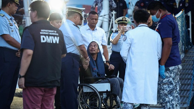 Personel Penjaga Pantai Filipina membawa kantong jenazah berisi sisa-sisa anggota kru yang tewas dalam tenggelamnya kapal kargo M/V Devon Bay, di Pelabuhan Manila, Filipina, 26 Januari 2026. (REUTERS/Eloisa Lopez)