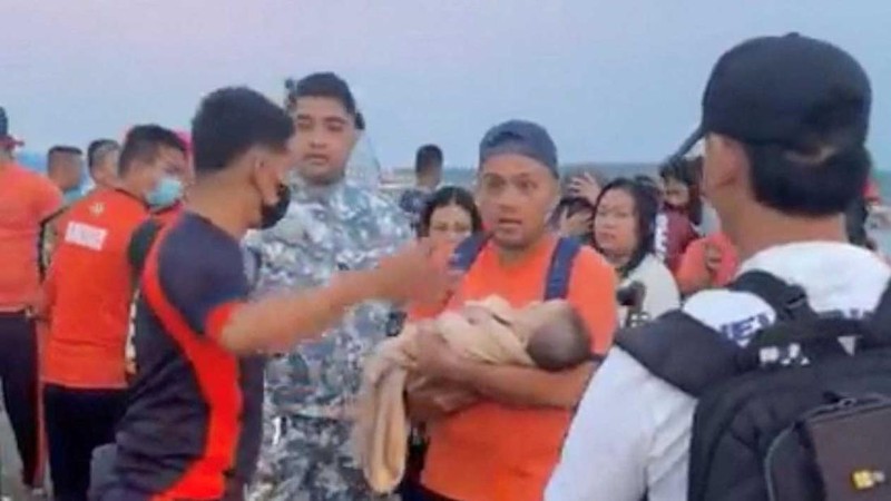 Jumlah korban tewas akibat kecelakaan kapal feri di Filipina selatan meningkat menjadi sedikitnya 15 orang. Penjaga Pantai Filipina (PCG) pada Senin menyatakan sebanyak 316 orang berhasil diselamatkan, sementara puluhan lainnya masih dinyatakan hilang dan terus dicari. (Tangkapan Layar Video Reuters/PHILIPPINE COAST GUARD HANDOUT)