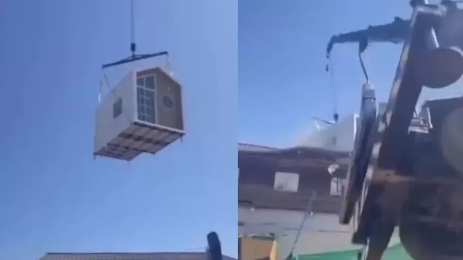 Seorang pria berusia 29 tahun beruntung selamat ketika sebuah derek berat yang mengangkat rumah prefabrikasi roboh dan menimpa rumah keluarganya di Khon Kaen. (Tangkapan layar media sosial)