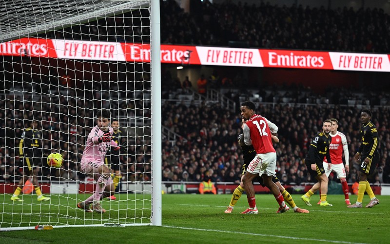 Matheus Cunha dari Manchester United merayakan gol ketiga timnya bersama Diogo Dalot dan Kobbie Mainoo saat melawan Arsenal di Stadion Emirates, London, Inggris, 25 Januari 2026. (REUTERS/Dylan Martinez)
