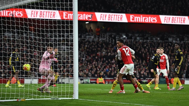 Matheus Cunha dari Manchester United merayakan gol ketiga timnya bersama Diogo Dalot dan Kobbie Mainoo saat melawan Arsenal di Stadion Emirates, London, Inggris, 25 Januari 2026. (REUTERS/Dylan Martinez)