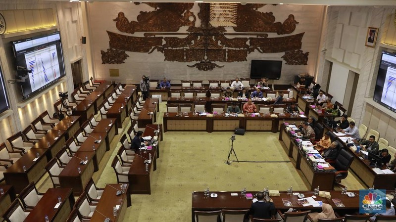 Komisi XI DPR RI melakukan uji kelayakan dan kepatutan alias fit and proper test terhadap Dicky Kartikoyono sebagai calon Deputi Gubernur Bank Indonesia, Jakartad, Senin (26/1/2026). (CNBC Indonesia/Muhammad Sabki)