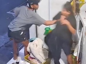 Pura-pura Tanya Alamat, Pria Bertopi Jambret Kalung Karyawan Laundry Kerobokan