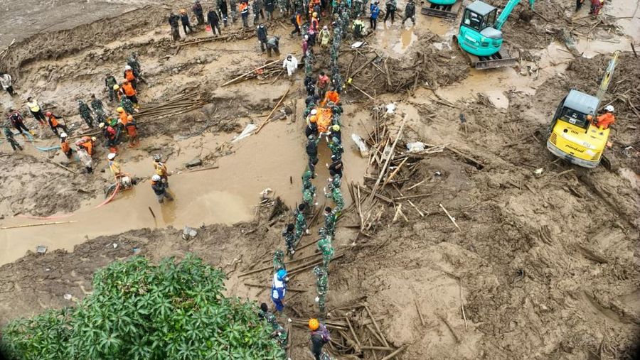 Tim SAR Gabungan Melakukan Operasi Pencarian dan pertolongan korban longsor di Desa Pasirlangu, Kabupaten Bandung Barat, Jawa Barat. Senin (26/1/2026). (BNPB)