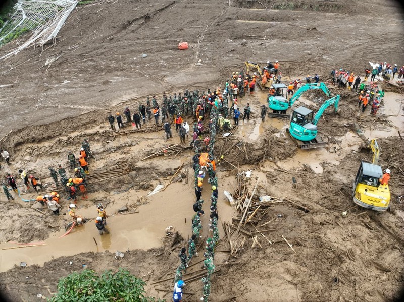 Hujan deras menyebabkan kawasan pemukiman di Keluarahan Bidara Cina, Jakarta Timur terendam banjir pada Kamis (29/1/2026). (CNBC Indonesia/Faisal Rahman)