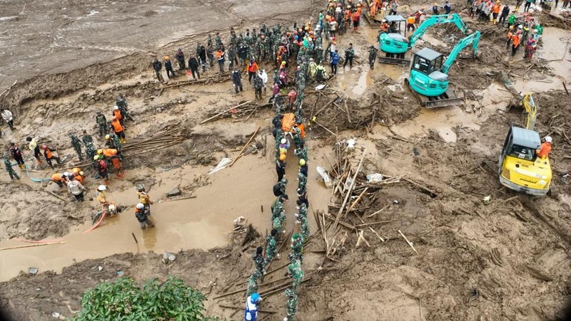 Hujan deras menyebabkan kawasan pemukiman di Keluarahan Bidara Cina, Jakarta Timur terendam banjir pada Kamis (29/1/2026). (CNBC Indonesia/Faisal Rahman)