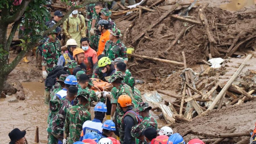 Tim SAR Gabungan Melakukan Operasi Pencarian dan pertolongan korban longsor di Desa Pasirlangu, Kabupaten Bandung Barat, Jawa Barat. Senin (26/1/2026). (BNPB)
