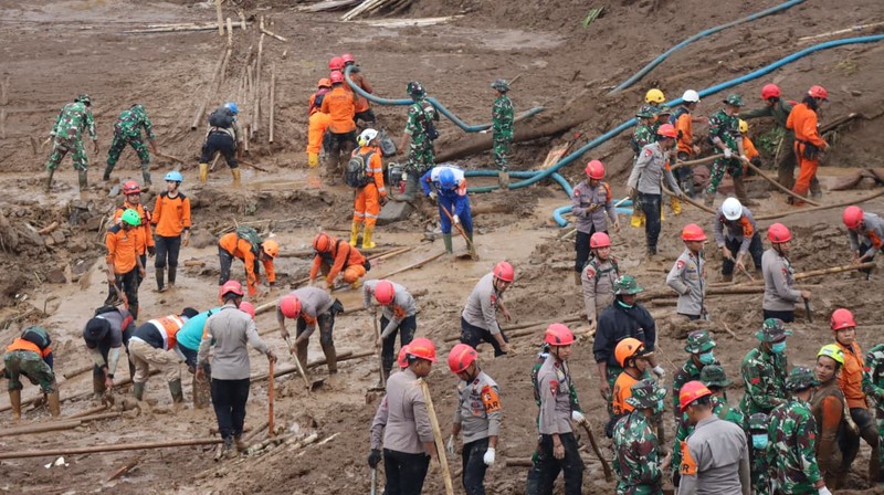 Tim SAR Gabungan Melakukan Operasi Pencarian dan pertolongan korban longsor di Desa Pasirlangu, Kabupaten Bandung Barat, Jawa Barat. Senin (26/1/2026). (BNPB)