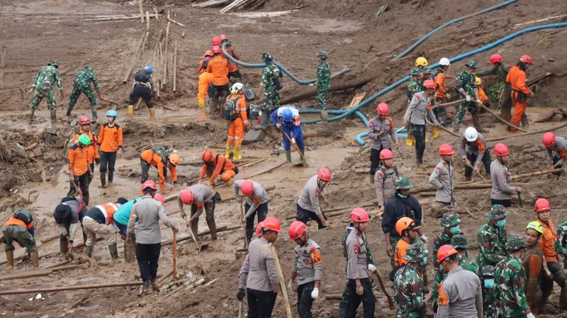 Tim SAR Gabungan Melakukan Operasi Pencarian dan pertolongan korban longsor di Desa Pasirlangu, Kabupaten Bandung Barat, Jawa Barat. Senin (26/1/2026). (BNPB)