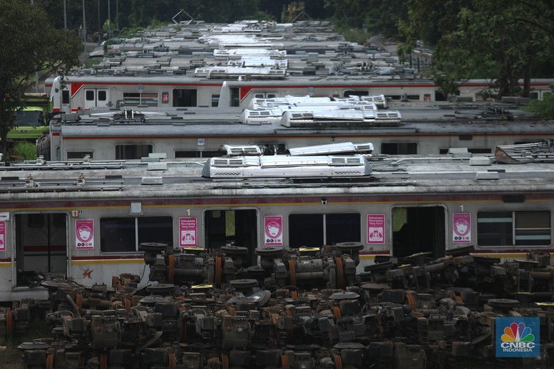 Tumpukan bangkai gerbong KRL Comnuter terlihat dari jembatan jalan terusan Depo di area Depo Depok, Cipayung, Depok, Jawa Barat, Senin, (26/1/2026). (CNBC Indonesia/Muhammad Sabki)
