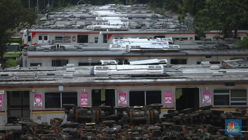 Tumpukan bangkai gerbong KRL Comnuter terlihat dari jembatan jalan terusan Depo di area Depo Depok, Cipayung, Depok, Jawa Barat, Senin, (26/1/2026). (CNBC Indonesia/Muhammad Sabki)
