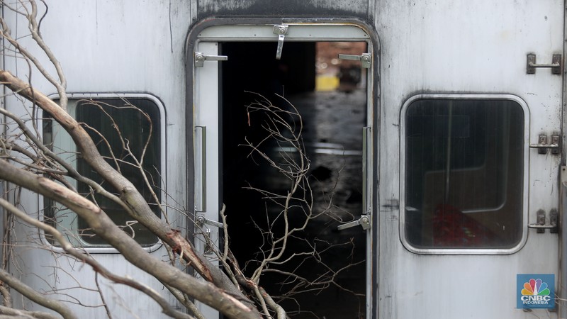 Tumpukan bangkai gerbong KRL Comnuter terlihat dari jembatan jalan terusan Depo di area Depo Depok, Cipayung, Depok, Jawa Barat, Senin, (26/1/2026). (CNBC Indonesia/Muhammad Sabki)