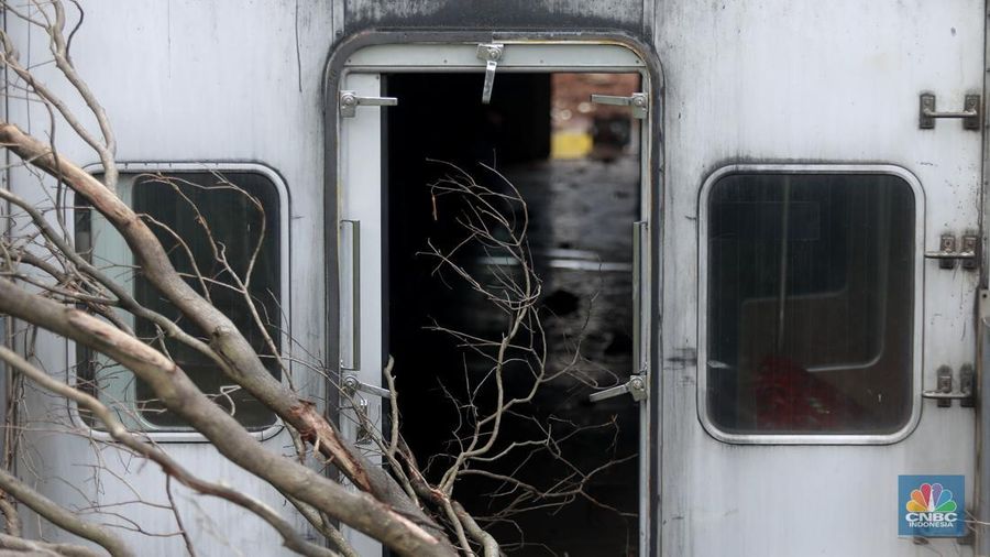 Tumpukan bangkai gerbong KRL Comnuter terlihat dari jembatan jalan terusan Depo di area Depo Depok, Cipayung, Depok, Jawa Barat, Senin, (26/1/2026). (CNBC Indonesia/Muhammad Sabki)